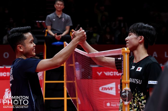 Anthony Sinisuka Ginting bersalaman dengan Kodai Naraoka (Jepang) usai pastikan kemenangan atas unggulan pertama tersebut pada laga perdana Penyisihan Grup A BWF World Tour Finals 2023 di Hangzhou Olympic Sports Centre, Hangzhou, China, Rabu (13/12/2023)