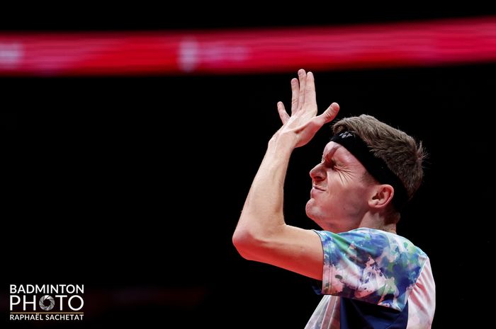 Tunggal putra nomor satu dunia, Viktor Axelsen (Denmark) menelan kekalahan dari Shi Yu Qi (China) pada laga perdana penyisihan Grup A BWF World Tour Finals 2023 di Hangzhou Olympic Sports Centre, Hangzhou, China, Rabu (13/12/2023).