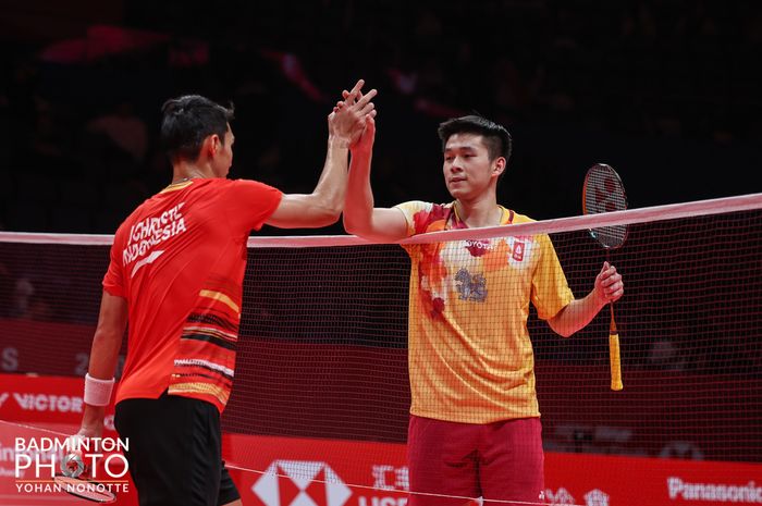 Tunggal putra Indonesia, Jonatan Christie menang atas juara dunia 2023, Kunlavut Vitidsarn (Thailand) pada babak pertama Penyisihan Grup B BWF World Tour Finals 2023 di Hangzhou Olympic Sports Centre, Hangzhou, China, Rabu (13/12/2023).