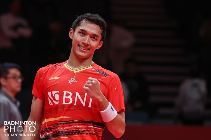 Jonatan Christie berselebrasi usai pastikan kemenangan atas Kunlavut Vitidsarn (Thailand) pada babak pertama Penyisihan Grup B BWF World Tour Finals 2023, di Hangzhou Olympic Sports Centre, Hangzhou, China, Rabu (13/12/2023).