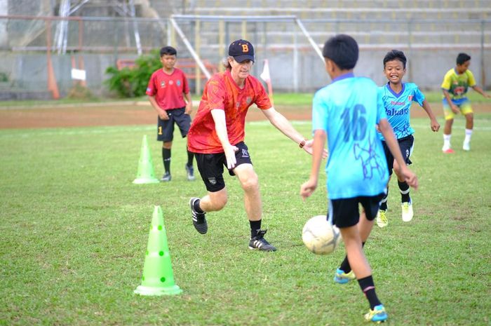 Pelatih Kepala Borneo FC, Pieter Huistra turun tangan memberikan materi pelatihan sepak bola kepada murid-murid dari 15 SSB Bontang pada coaching clinic Pupuk Kaltim Football Day di Bontang (10/12)