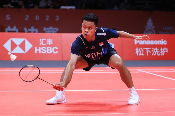 Aksi Anthony Sinisuka Ginting saat melawan Kodai Naraoka (Jepang) pada babak penyisihan Grup A BWF World Tour Finals 2023 di Hangzhou Olympic Sports Centre, Hangzhou, China, Rabu (13/12/2023).