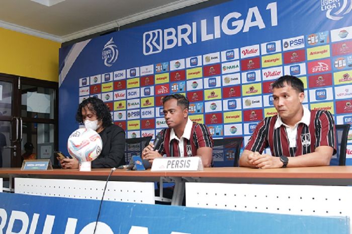 Bek Persis Solo, Rian Miziar saat menghadiri konferensi pers pasca-laga lawan Persebaya Surabaya di Stadion Gelora Bung Tomo, Surabaya, Rabu (13/12/2023).