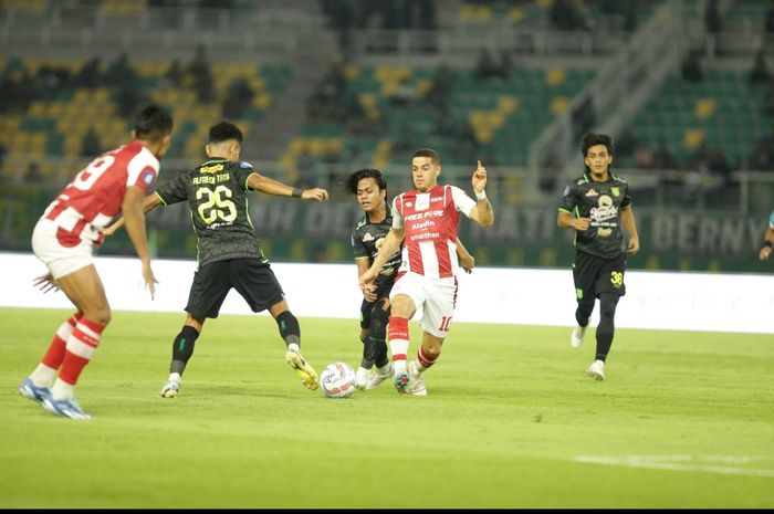 Suasana pertandingan Persebaya vs Persis pada laga tunda pekan ke-18 Liga 1 2023/2024 di Stadion Gelora Bung Tomo, Surabaya, Rabu (13/12/2023).