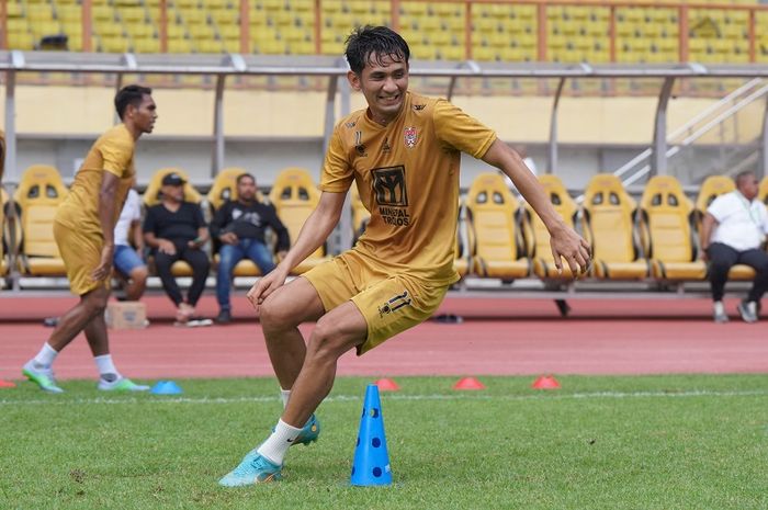 Gelandang Malut United FC, Dave Mustaine, dalam latihan resmi jelang laga melawan Persikab, Selasa (12/12/2023) di Stadion Wibawa Mukti, Cikarang.