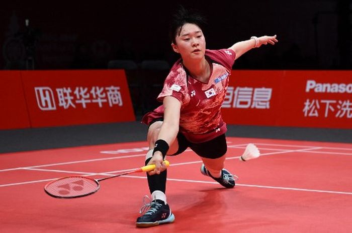 Pebulu tangkis tunggal putri Korea Selatan, Kim Ga-eun, pada laga perdana grup BWF World Tour Finals 2023 di Hangzhou Olympic Sports Center Gymnasium, China, Rabu (13/12/2023).