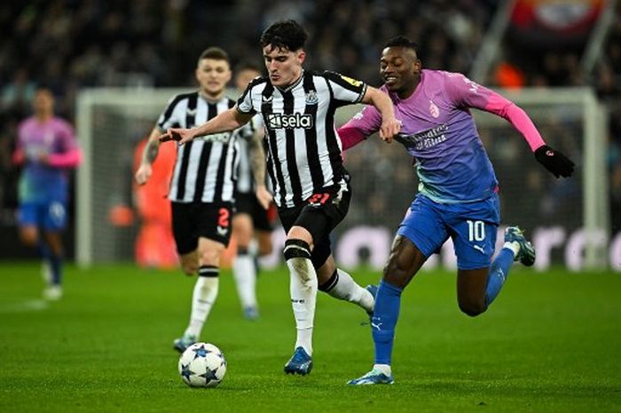 Rafael Leao (kanan) berduel dengan Valentino Livramento adalah laga Newcastle United vs AC Milan di Liga Champions, Rabu (13/12/2023) di St James' Park.