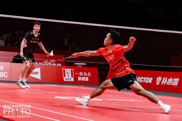 Tunggal putra Indonesia, Anthony Sinisuka Ginting (kanan), menyambut pengembalian Shi Yu Qi dari China pada babak penyisihan grup BWF World Tour Finals 2023 di Hangzhou Olympic Sports Centre, Hangzhou, China, 14 Desember 2023.