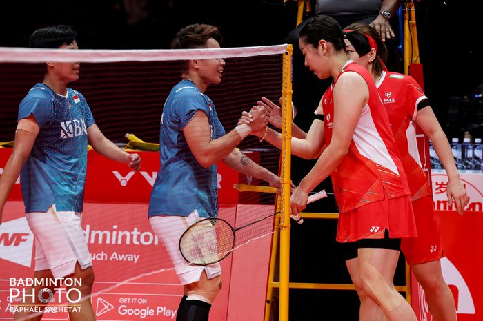 Ganda putri Indonesia, Apriyani Rahayu/Siti Fadia Silva Ramadhanti, bersalaman usai menghadapi Chen Qing Chen/Jua Yi Fan pada laga kedua fase grup A BWF World Tour Finals, Kamis, 14 Desember 2023