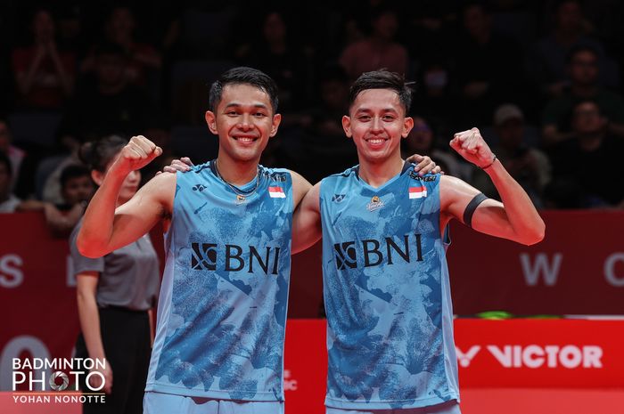 Pasangan ganda putra Indonesia, Fajar Alfian/Muhammad Rian Ardianto berselebrasi usai pastikan kemenangan kedua di babak penyisihan Grup B BWF World Tour Finals 2023 di Hangzhou Olympic Sports Centre, Hangzhou, China, Rabu (14/12/2023).