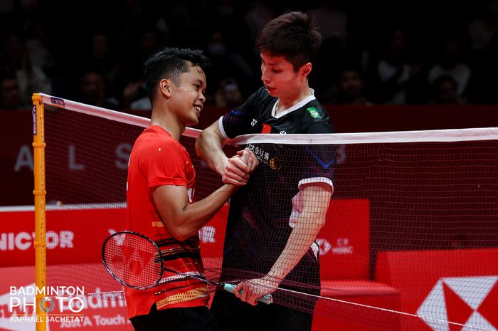 Anthony Sinisuka Ginting bersalaman dengan Shi Yu Qi (China) usai memetik kemenangan pada laga kedua babak penyisihan Grup A BWF World Tour Finals 2023 di Hangzhou Olympic Sports Centre, Hangzhou, China, Kamis (14/12/2023)