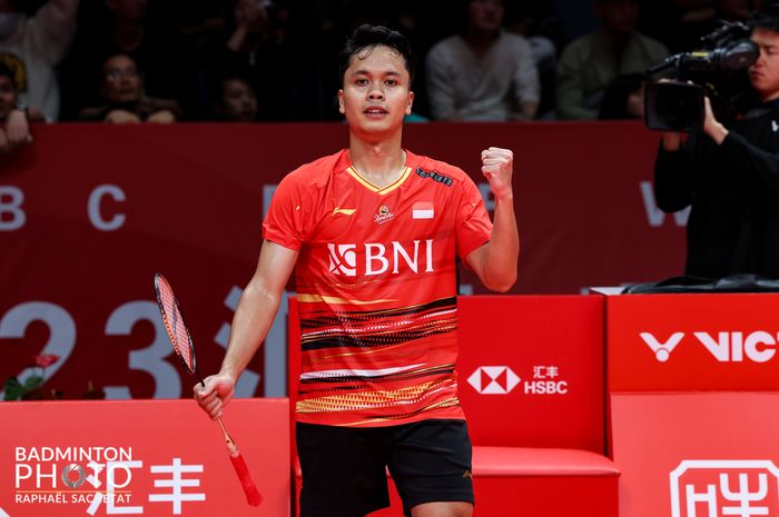 Selebrasi Anthony Sinisuka Ginting usai mengandaskan musuh bebuyutan  sekaligus wakil tuan rumah, Shi Yu Qi pada laga kedua babak penyisihan grup A BWF World Tour Finals 2023 di Hangzhou Olympic Sports Centre, Hangzhou, China, Kamis (14/12/2023)