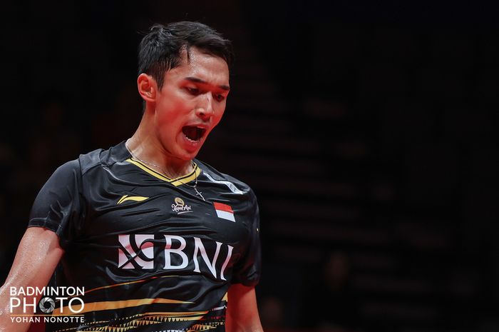 Tunggal putra Indonesia, Jonatan Christie berselebrasi saat meraih angka ketika melawan Anders Antonsen (Denmark) pada laga kedua penyisihan Grup B BWF World Tour Finals 2023 di Hangzhou Olympic Sports Centre, Hangzhou, China, Kamis (14/12/2023)