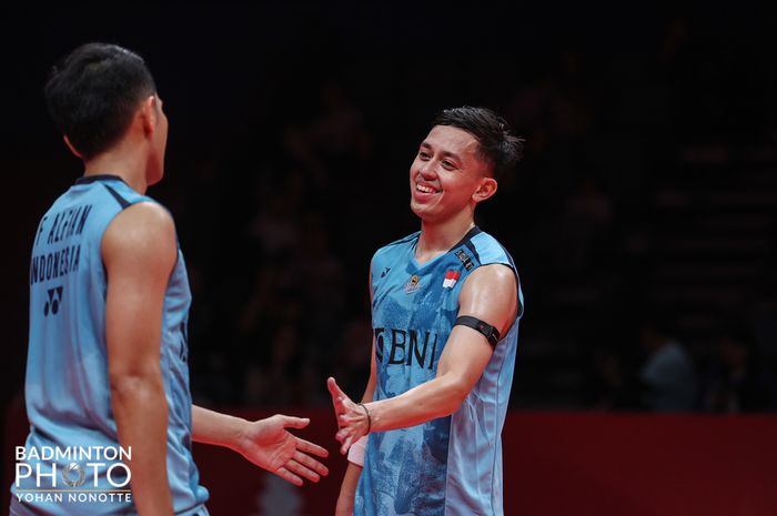 Ganda putra Indonesia, Fajar Alfian/Muhammad Rian Ardianto, melakukan tos saat tampil pada babak penyisihan grup BWF World Tour Finals 2023 di Hangzhou Olympic Sports Centre, Hangzhou, China, 14 Desember 2023.