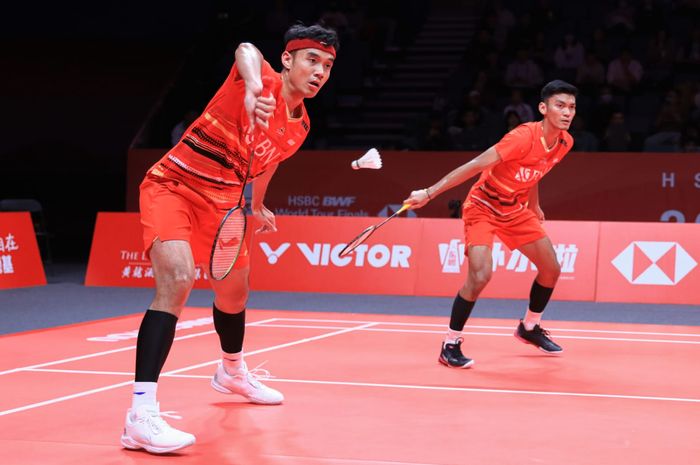 Aksi panda putra Indonesia, Muhammad Shohibul Fikri/Bagas Maualana saat berlaga pada babak pertama penyisihan Grup B BWF World Tour Finals 2023 di Hangzhou Olympic Sports Centre, Hangzhou, China, Rabu (13/12/2023).