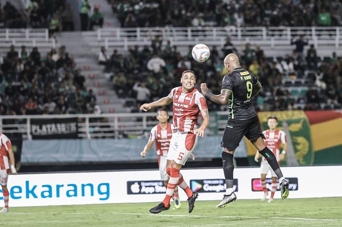 Sundulan penyerang Persebaya Surabaya, Paulo Henrique saat jumpa Persis Solo pada Rabu (12/12/2023) malam WIB