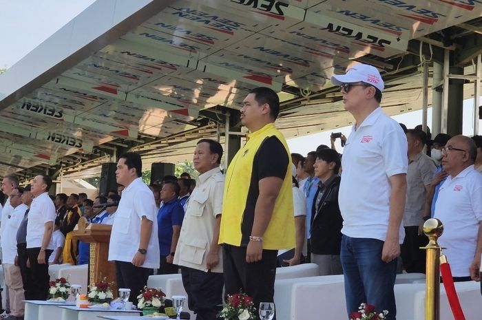 Ketua Umum PSSI, Erick Thohir, bersama Calon Presiden Prabowo Subianto dalam acara Nusantara Open 2023