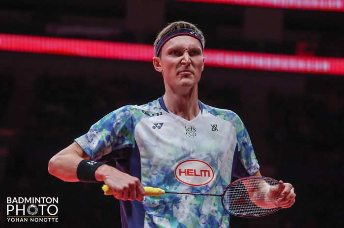 Ekspresi tunggal putra Denmark, Viktor Axelsen, saat tampil pada babak penyisihan grup BWF World Tour Finals 2023 di Hangzhou Olympic Sports Centre, Hangzhou, China, 14 Desember 2023.