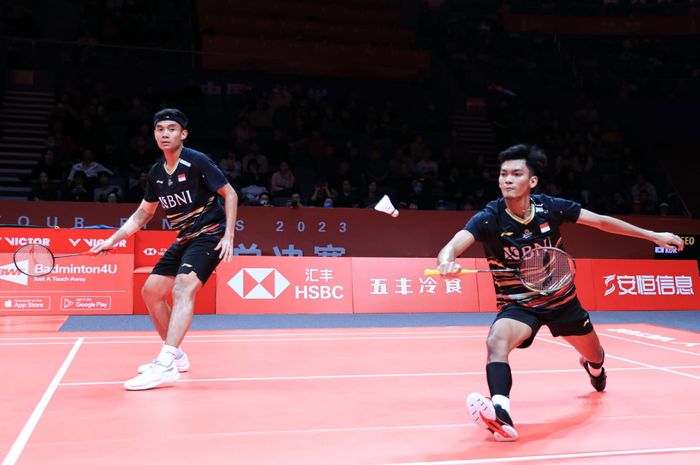 Ganda putra Indonesia, Muhammad Shohibul Fikri/Bagas Maulana beraksi pada laga kedua penyisihan grup BWF World Tour Finals 2023 di Hangzhou Olympic Sports Centre, Hangzhou, China, Kamis (14/12/2023). 