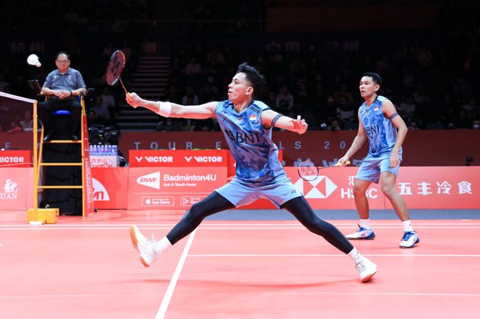 Aksi ganda putra Indonesia, Fajar Alfian/Muhammad Rian Ardianto di babak penyisihan Grup B BWF World Tour Finals 2023 di Hangzhou Olympic Sports Centre, Hangzhou, China, Kamis (14/12/2023).