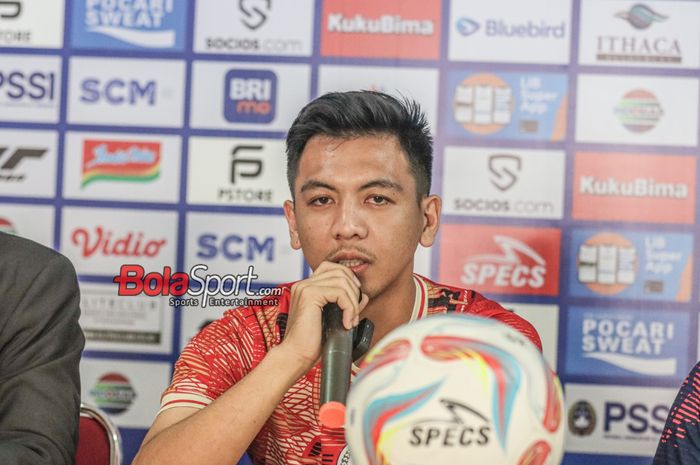 Pemain PSS Sleman, Wahyudi Hamisi, sedang memberikan keterangan kepada awak media di Stadion Patriot Candrabhaga, Bekasi, Jawa Barat, Jumat (15/12/2023).