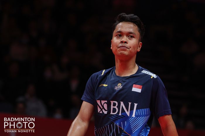 Ekspresi tunggal putra Indonesia, Anthony Sinisuka Ginting, saat menghadapi Viktor Axelsen (Denmark) dalam laga terakhir fase grup BWF World Tour Finals 2023 di Hangzhou Olympic Sports Centre, Hangzhou, China, 15 Desember 2023.