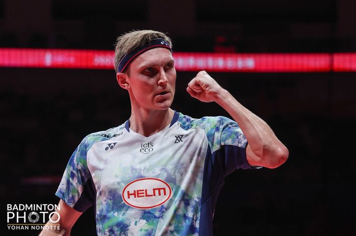 Ekspresi tunggal putra Denmark, Viktor Axelsen, saat tampil pada babak penyisihan grup BWF World Tour Finals 2023 di Hangzhou Olympic Sports Centre, Hangzhou, China, 14 Desember 2023.