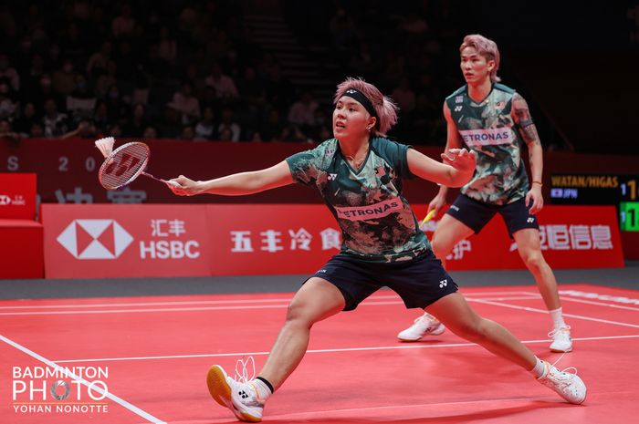 Pasangan ganda campuran Malaysia, Chen Tang Jie/Toh Ee Wei, pada laga kedua penyisihan grup BWF Worls Tour Finals 2023 di Hangzhou Olympic Sports Center Gymnasium, Kamis (14/12/2023).