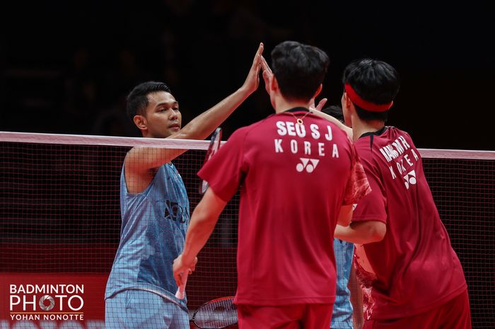 ganda putra Indonesia, Fajar Alfian/Muhammad Rian Ardianto bersalaman dengan Kang Min-hyuk/Seo Seung-jae (Korea)  pada laga terakhir penyisihan grup B BWF World Tour Finals 2023, Jumat (15/12/2023)