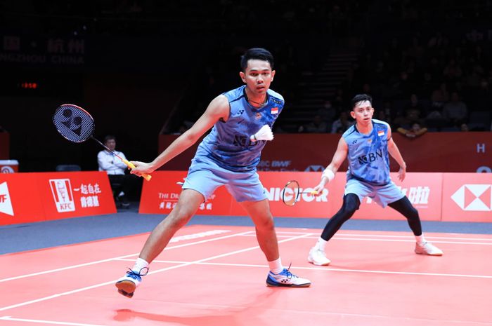 Ganda putra Indonesia, Fajar Alfian/Muhammad Rian Ardianto, saat tampil pada laga terakhir fase grup BWF World Tour Finals 2023 di Hangzhou, China, 15 Desember 2023.