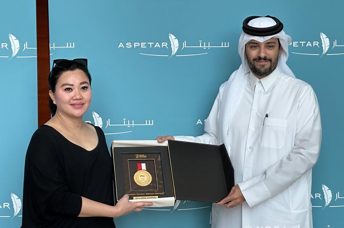 Komite Eksekutif NOC Indonesia Josephine Tampubolon berpose bersama Direktur Jenderal Aspetar Mohammed Khalifa Al-Suwaidi saat kunjungan kerja di Doha, Qatar, Desember 2023.