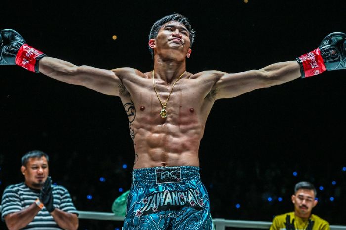 Juara kelas bulu Muay Thai ONE Championship, Tawanchai PK Saenchai, akan mempertahankan sabuk dalam laga melawan Superbon Singha Mawynn di ONE Friday Fights 46 (22/12/2023).