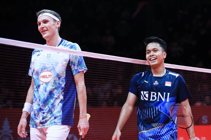 Viktor Axelsen (kiri) dan Anthony Sinisuka Ginting (kanan) setelah pertandingan di antara mereka pada hari terakhir fase grup BWF World Tour Finals 2023 di Hangzhou Olympic Sports Centre, Hangzhou, China, 15 Desember 2023.