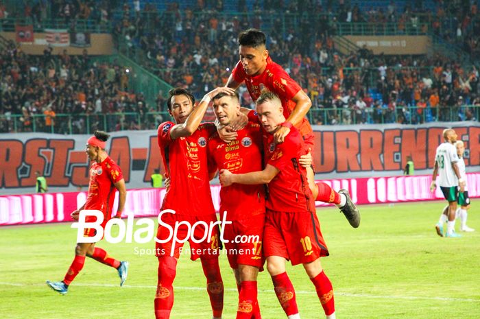 Selebrasi Pemain Persija Jakarta Hansamu Yama Pratama (kiri), Ondrej Kudela (Tengah), Maciej Gajos (kanan) saat melawan PSS Sleman di Stadion Patriot Chandrabhaga, Kota Bekasi, Sabtu (16/12/2023).