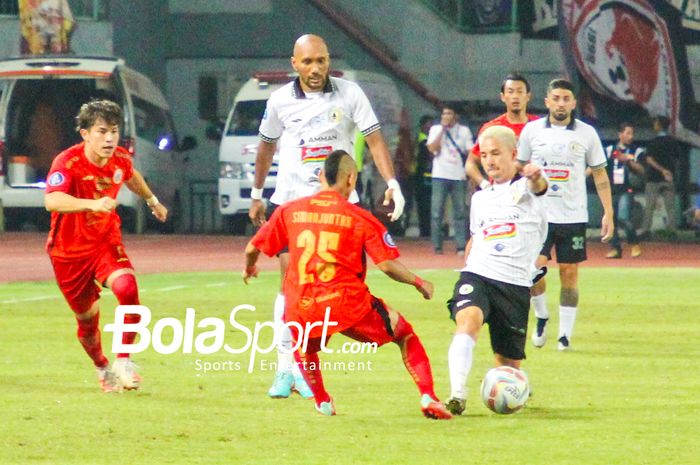 Pemain Persija Jakarta Rico Simanjuntak sedang merebut bola dari kaki kapten PSS Sleman Kim Jeffrey saat pertandingan Persija Jakarta vs PSS Sleman di Stadion Patriot Chandrabhaga, Sabtu (16/012/2023)