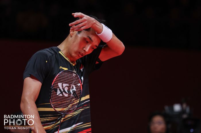 Ekspresi lesu tunggal putra Indonesia, Jonatan Christie, saat tampil pada semifinal BWF World Tour Finals 2023 di Hangzhou Olympic Sports Centre, Hangzhou, China, 16 Desember 2023.