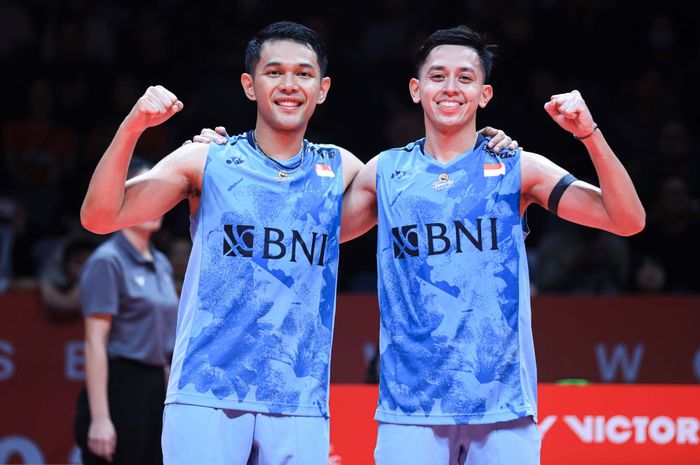 Pasangan ganda putra Indonesia, Fajar Alfian/Muhammad Rian Ardianto berselebrasi usai pastikan kemenangan kedua di babak penyisihan Grup B BWF World Tour Finals 2023 di Hangzhou Olympic Sports Centre, Hangzhou, China, Rabu (14/12/2023).