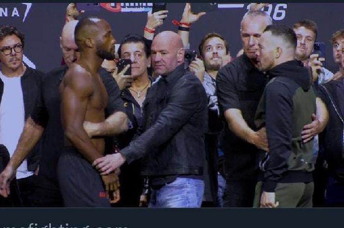 Juara kelas welter UFC, Leon Edwards (kiri) dan Colby Covington (kanan) pada final face off UFC 296, Jumat (15/12/2023)