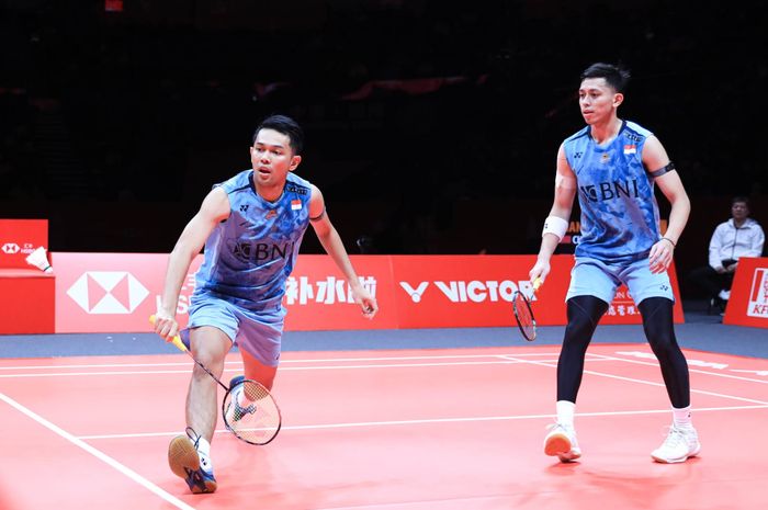 Pasangan ganda putra Indonesia, Fajar Alfian/Muhammad Rian Ardianto saat tampil pada babak semifinal BWF World Tour Finals 2023 di Hangzhou Olympic Sports Centre, Hangzhou, China, Sabtu(16/12/2023).