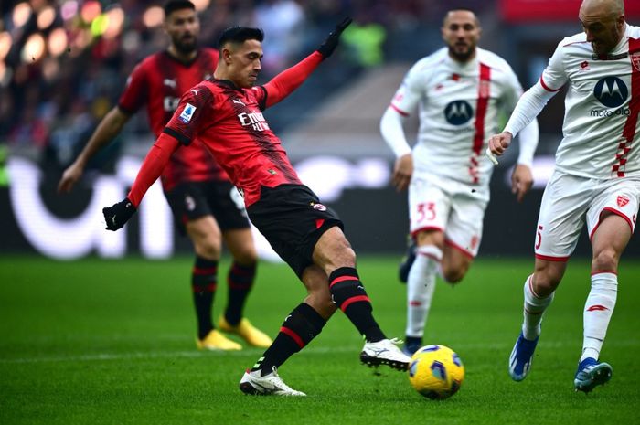 Aksi gelandang keturunan Indonesia, Tijjani Reijnders, cetak gol pada laga AC Milan versus Monza di Liga Italia pekan ke-16, Stadion San Siro, Minggu (17/12/2023).