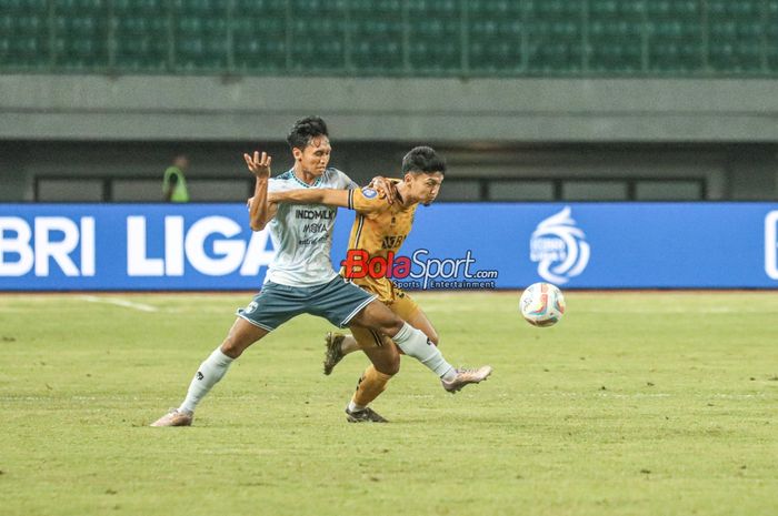 Dendy Sulistyawan (kanan) sedang berusaha melewati Dany Saputra (kiri) dalam laga pekan ke-23 Liga 1 2023 antara Bhayangkara FC versus Persita Tangerang di Stadion Patriot Candrabhaga, Bekasi, Jawa Barat, Minggu (17/12/2023).