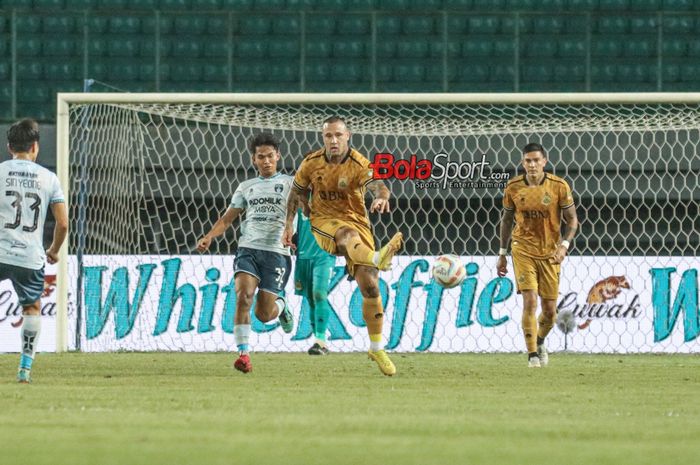 Radja Nainggolan (kanan) sedang menguasai bola dalam laga pekan ke-23 Liga 1 2023 antara Bhayangkara FC versus Persita Tangerang di Stadion Patriot Candrabhaga, Bekasi, Jawa Barat, Minggu (17/12/2023).