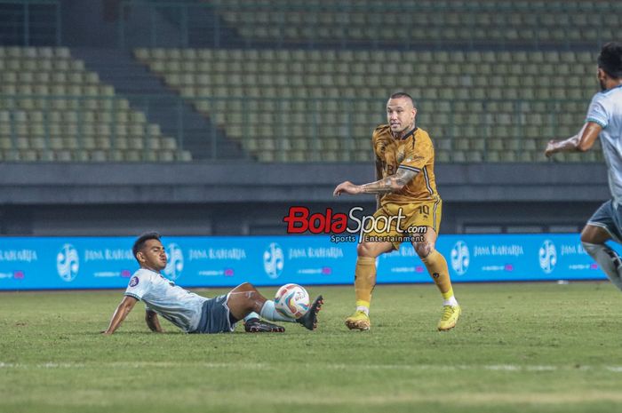 Radja Nainggolan (kanan) sedang menguasai bola dan dibayangi Abrizal Umanailo (kiri) dalam laga pekan ke-23 Liga 1 2023 antara Bhayangkara FC versus Persita Tangerang di Stadion Patriot Candrabhaga, Bekasi, Jawa Barat, Minggu (17/12/2023).