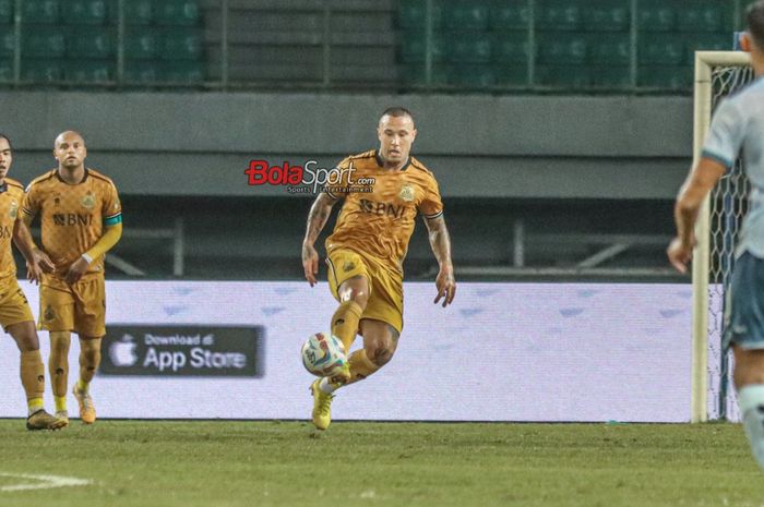 Radja Nainggolan sedang menguasai bola dalam laga pekan ke-23 Liga 1 2023 antara Bhayangkara FC versus Persita Tangerang di Stadion Patriot Candrabhaga, Bekasi, Jawa Barat, Minggu (17/12/2023).