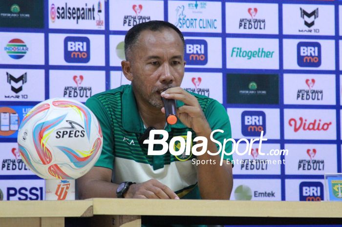 Pelatih Persebaya Surabaya, Uston Nawawi usai laga lawan Persikabo 1973 pada Minggu (17/12/2023)