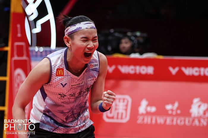 Selebrasi tunggal putri nomor satu Taiwan, Tai Tzu Ying saat mampu menikung An Se-young di poin krusial pada semifinal BWF World Tour Finals 2023 di Hangzhou Olympic Sports Centre, Hangzhou, China, Minggu (16/12/2023)