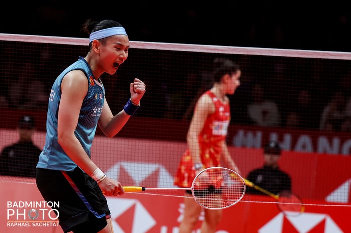 Tunggal putri Taiwan, Tai Tzu Ying berselebrasi saat tampil melawan Carolina Marin (Spanyol) pada final BWF World Tour Finals 2023 di Hangzhou Olympic Sports Centre, Hangzhou, China, Minggu (17/12/2023)