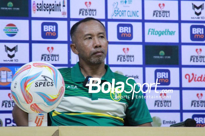 Pelatih sementara Persebaya Uston Nawawi saat menghadiri Press Conference setelah pertandingan Persikabo 1973 vs Persebaya Surabaya di Stadion Wibawa Mukti, Cikarang, Minggu (17/12/2023).