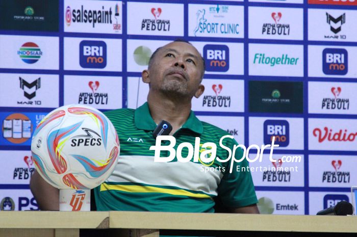 Assisten Pelatih Uston Nawawi saat menghadiri Press Conference setelah pertandingan Persikabo 1973 vs Persebaya Surabaya di Stadion Wibawa Mukti, Cikarang, Minggu (17/12/2023).