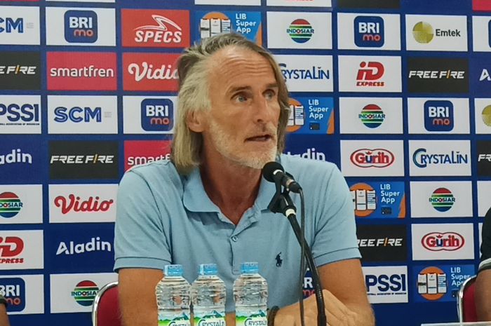 Pelatih Dewa United, Jan Olde Riekerink setelah laga melawan Persis di Stadion Manahan, Surakarta, Minggu (17/12/2023).